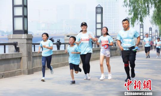 2019北京通州(运河)半程马拉松开跑。图为亲子跑项目。赛事组委会供图