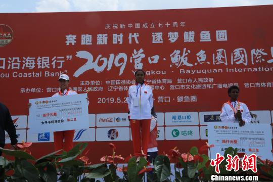 中国选手获得女子半程马拉松第二名。　沈殿成 摄