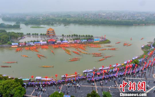 湖南道县举行传统龙船赛百余艘龙船竞渡