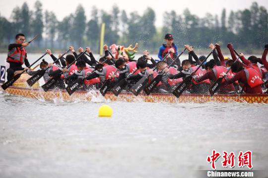 武汉举行端午龙舟赛中外选手东湖同场竞技