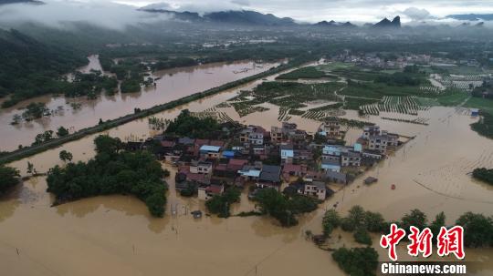 图为桂林兴安县严关镇发生洪涝灾害。　都春雷 摄