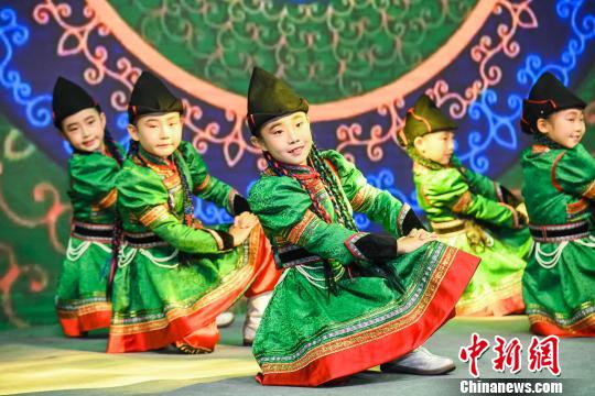 图为内蒙古的青少年带来布里亚特蒙古族舞蹈。　张玮 摄