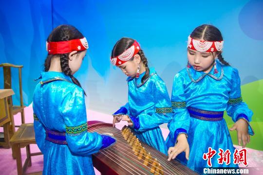 图为蒙古国的孩子们对中国古筝饶有兴趣。　张玮 摄