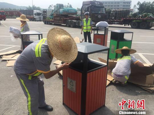 粤计划8月底前在194对高速服务区实现“垃圾分类” 霍雪龙 摄