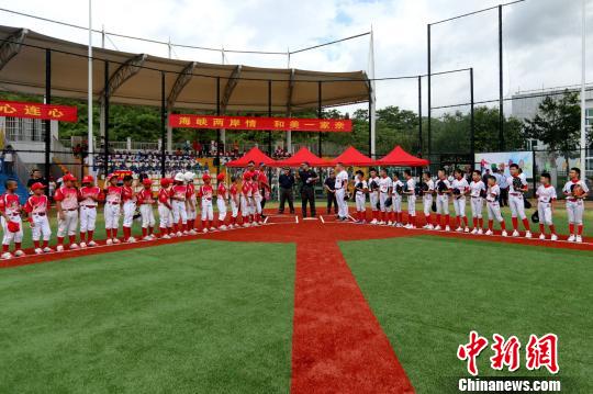台湾新北新埔小学棒球队与西安黄河小学在赛前聆听裁判交代比赛规则。　黄水林 摄