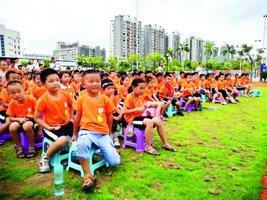     孩子们满怀期待地参加夏令营。  惠州日报记者马海菊 通讯员陈少敏 摄 