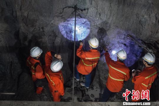工程技术人员正在为新白沙沱隧道煤系地层进行勘探。(高炼/摄)