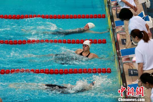 傅园慧以小组第一的成绩晋级女子50米仰泳决赛，决赛中位列第四，无缘领奖台。　梁犇 摄