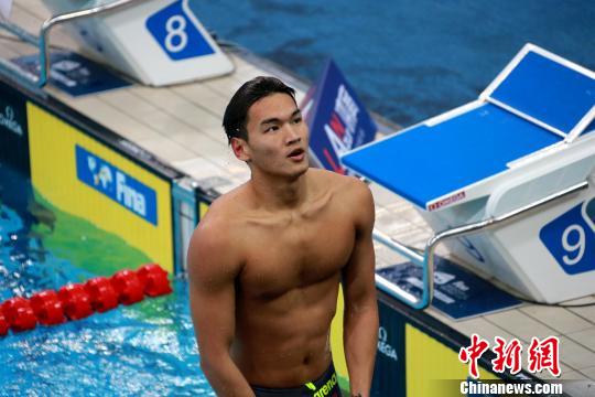 中国仰泳名将徐嘉余摘得男子200米仰泳铜牌。　梁犇 摄