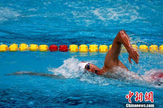 中国选手季新杰以3分49秒87获得男子400米自由泳亚军。　梁犇 摄