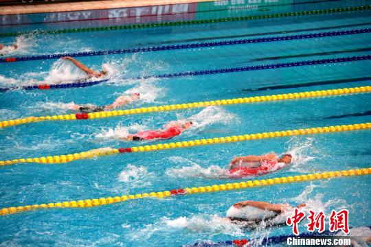 中国选手刘湘在女子50米仰泳中摘金，并以27秒35的成绩打破世界杯纪录。　梁犇 摄