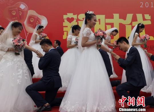 8月10日，2019年北京首届七夕节集体婚礼在京举办。　任可馨 摄