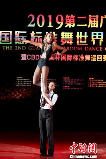 世界美式摩登舞冠军Travis Tuft和Jaimee Tuft精彩献艺。　俞靖 摄