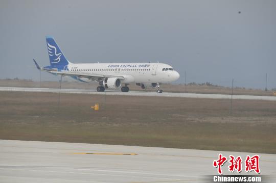 图为由华夏航空执飞首个重庆至巫山航班G52685在巫山机场降落。　钟欣 摄