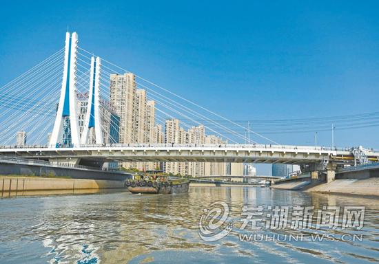  一艘宽体内河驳船通过新中江桥下方大江晚报记者吴安亚摄