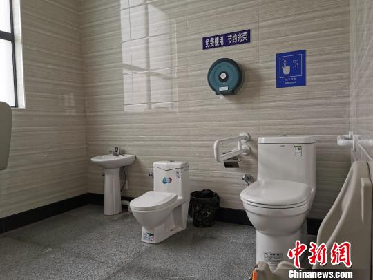 公厕内配备第三卫生间，为妇女、儿童提供方便 胡传林 摄