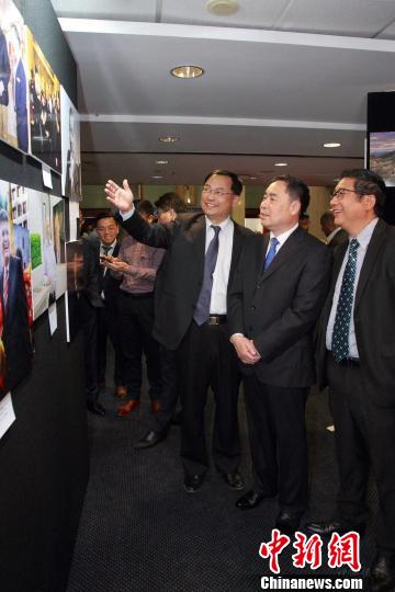 中国驻布里斯班总领事徐杰(右二)参观摄影作品展。