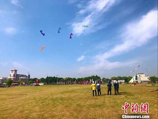 第22届旅游风筝会吸引国内外爱好者参与。　王子涛 摄