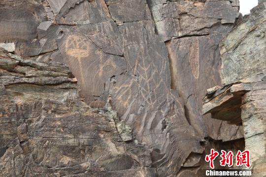 图为考古人员发现的岩画。　李亚男 摄