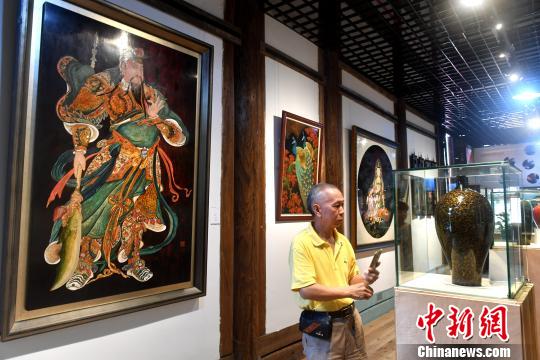 图为市民在漆画展区参观。　吕明 摄