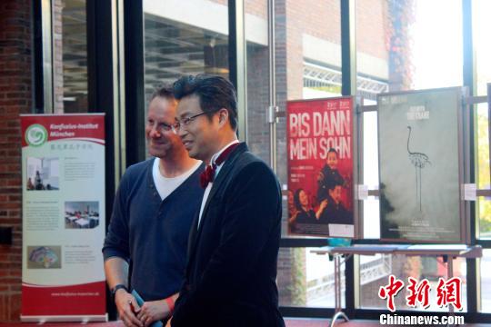 演员王迅与德国观众合影 主办方供图