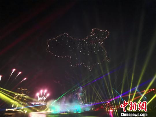 珠海长隆无人机烟花汇演出动300架无人机排列出中国地图图案 林捷 摄