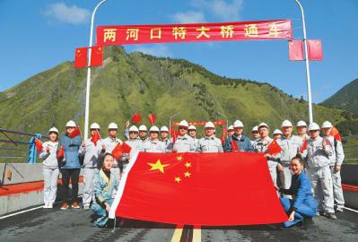 中国藏区第一高墩公路桥两河口特大桥正式通车。 谢臣仁摄