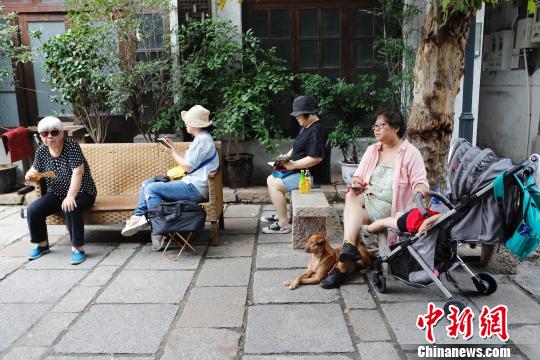 游客在上海川沙古镇游玩。　殷立勤 摄