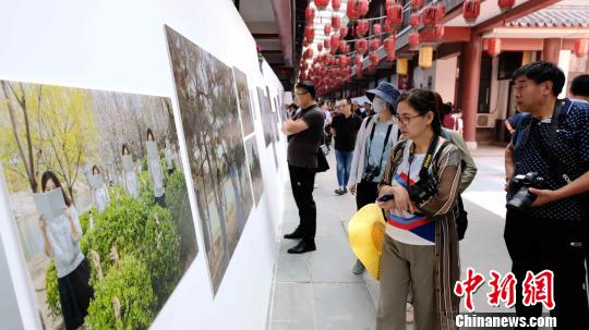 在山东潍坊举办的第27届全国摄影艺术展览暨潍坊国际摄影周，自9月27日开幕至10月6日，参观人数高达18.23万人次。　许栩 摄