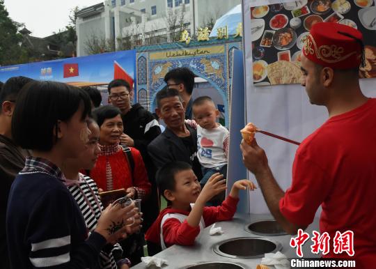 图为土耳其冰激凌吸引市民。　周毅 摄