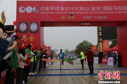 中国选手杨定宏摘得男子半程马拉松冠军 钟欣 摄