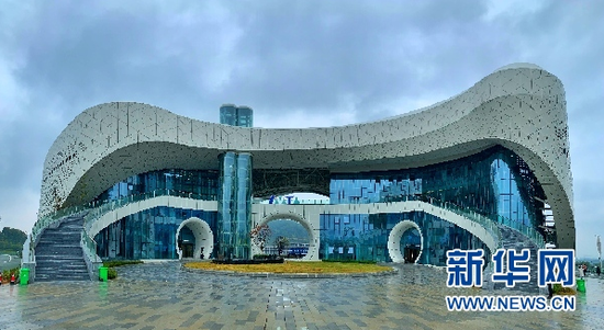 在贵阳市双龙航空港经济区新近落成的国际山地旅游联盟总部大楼。新华网 卢志佳 摄