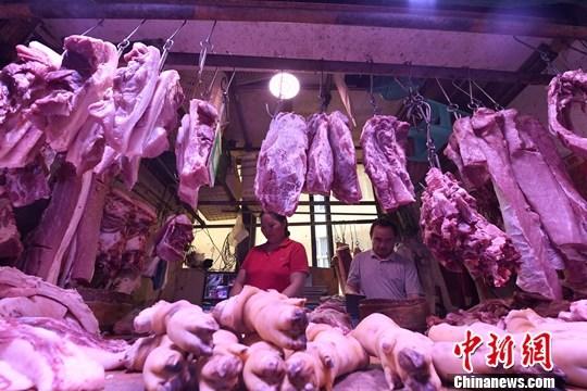 9月4日，重庆主城区的一家农贸市场内，商贩正在摆放猪肉。近期，猪肉价格接连上涨。据了解，重庆各大商超猪里脊肉每斤售价在28元左右，精品三线肉每斤25元左右。<a target='_blank'  data-cke-saved-href='http://www.chinanews.com/' href='http://www.chinanews.com/'>中新社</a>记者 陈超 摄