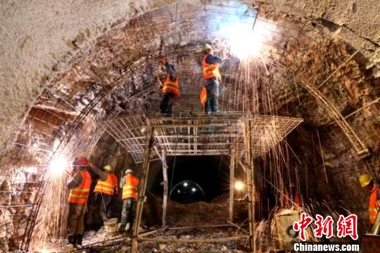图为施工人员正在进行隧道支护焊接作业。　陈畅 摄