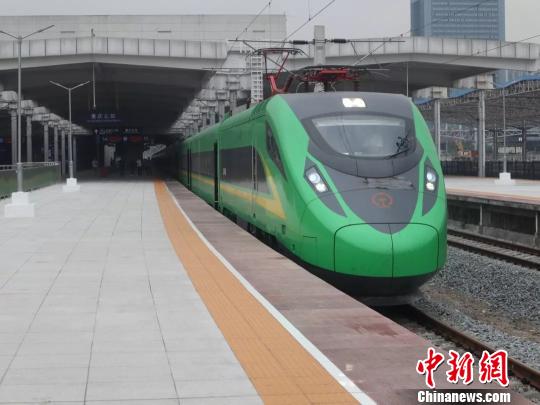 川渝多条铁路线25日起将开行“绿巨人”动车组列车