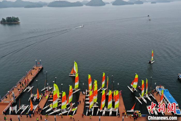 中国家庭帆船赛是中国帆船帆板运动协会经过多方调研、设计并于2018年推出的一个品牌赛事活动，旨在推广帆船运动，吸引更多大众参与。　刘占昆 摄
