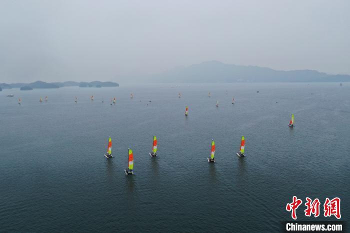 无人机航拍下的2019中国家庭帆船赛九江庐山西海站赛事。　刘占昆 摄