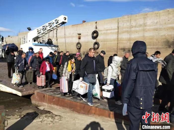 图为中俄游客通过通江口岸下船。(海事部门提供)
