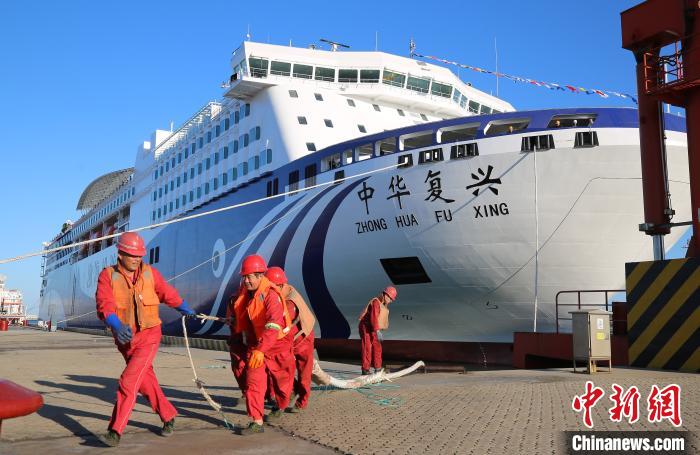 “中华复兴”轮总吨4.4万吨，船长212米，型宽28.6米，载客定额1689人。　王娇妮 摄