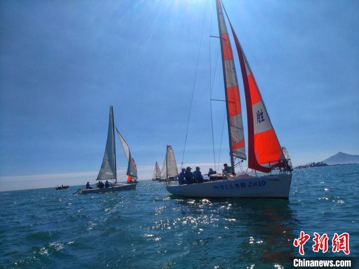 11月24日，2019中国企业家帆船赛在美丽的福建漳州马銮湾海域扬帆。　吴慧 摄
