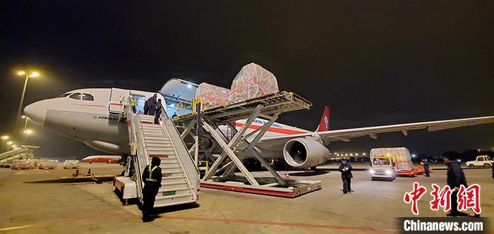 11月26日，运载了46吨贸易货物的空客A330-200F型全货机从成都起飞前往比利时布鲁塞尔，标志着四川航空股份有限公司正式开通成都至布鲁塞尔全货机航线。 <a target='_blank'  data-cke-saved-href='http://www.chinanews.com/' href='http://www.chinanews.com/'>中新社</a>发 钟欣 摄