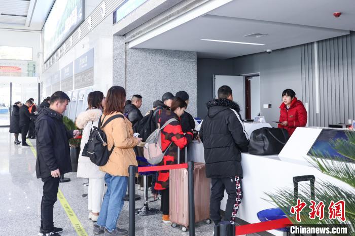 12月1日，阜阳西站的敞开式人工售票大厅，旅客正在购票。中建交通供图