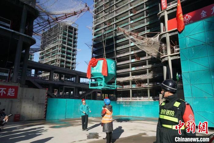 12月3日，北京冬奥村项目主体结构全部封顶，计划于2020年年底完工。供图