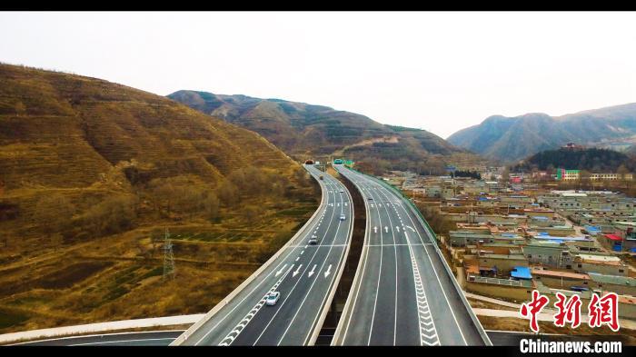 图为京藏高速扎麻隆至倒淌河公路改扩建工程局部。(资料图) 青海省交通运输厅 摄