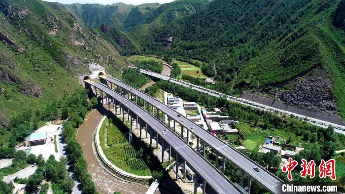 图为京藏高速扎麻隆至倒淌河公路改扩建工程局部。(资料图) 青海省交通运输厅 摄