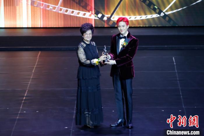 本届影展明星大使金俊勉(右)获大会颁赠奖座 龙土有 摄