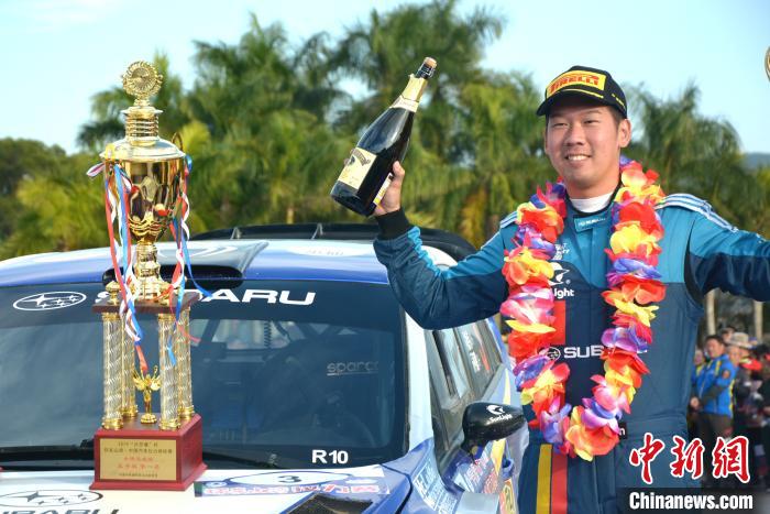 林德伟夺得获得2019环东山湾中国汽车拉力锦标赛冠军。　龚雯 摄
