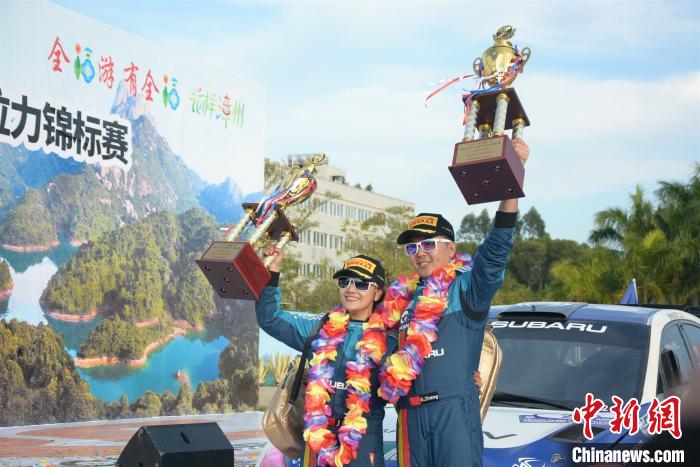 斯巴鲁中国魔力拉力车队的夫妻搭档车手张国宇和领航李佳润获得2019环东山湾中国汽车拉力锦标赛第五名。　龚雯 摄