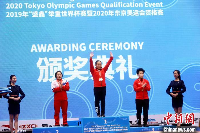 中国选手蒋慧花以210公斤夺得女子49公斤级比赛总成绩金牌。　张道正 摄