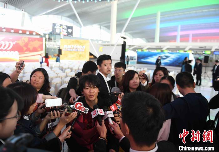 乘坐中国南方航空公司CZ3537航班前往上海的张先生，幸运地成为白云机场本年度第7000万名旅客。　郭军 摄